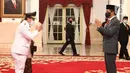 Presiden Joko Widodo memberi selamat Wakil Gubernur DKI Jakarta Ahmad Riza Patria usai pelantikan di Istana Negara, Jakarta, Rabu (15/4/2020). Politisi Partai Gerindra mengisi kursi Wagub DKI yang kosong hampir dua tahun sejak ditinggal Sandiaga Uno. (Biro Pers Kepresidenan)