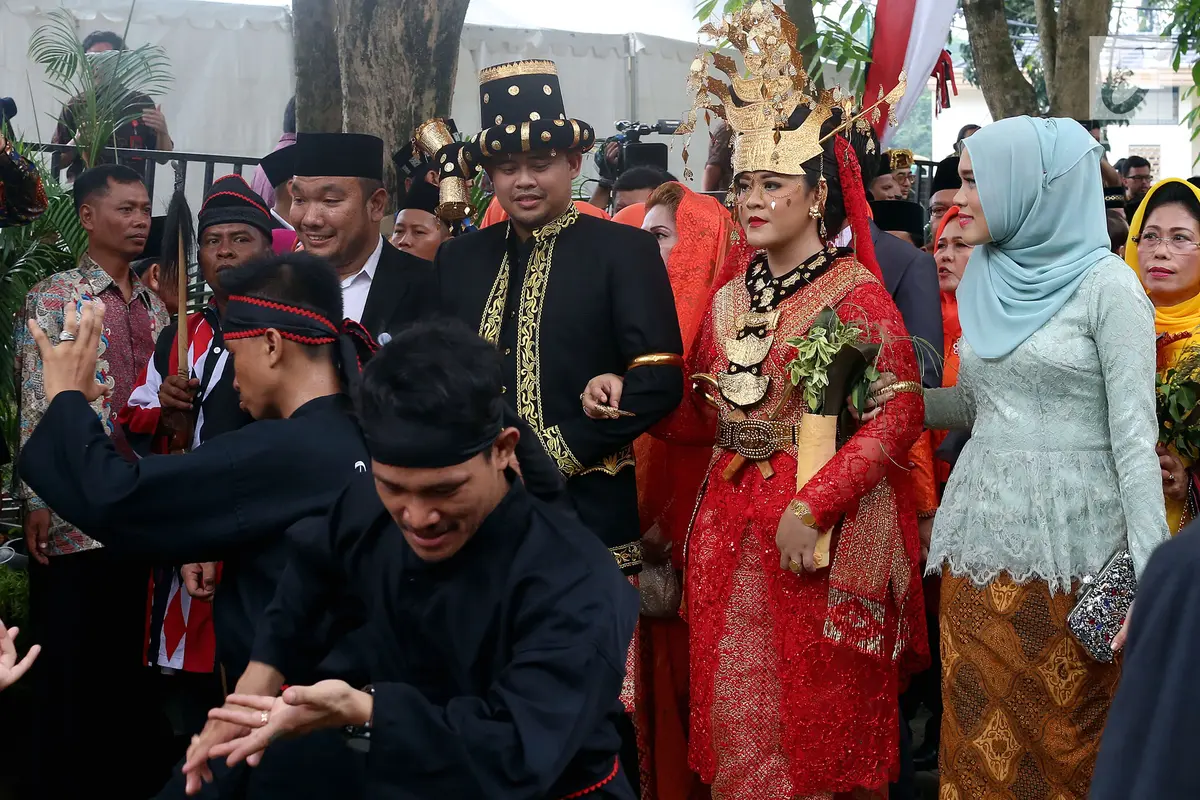 PHOTO: Penampilan Busana Kahiyang-Booby di Pesta Adat