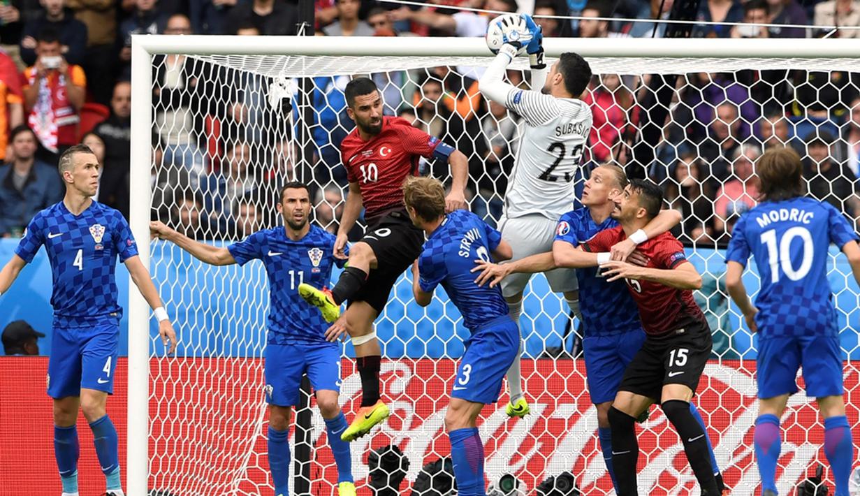 Kiper Kroasia, Danijel Subasic, mengamankan gawangnya dari serangan pemain Turki dalam laga Grup D Piala 2016 di Stadion Parc des Princes, Paris, (12/6/2016). (AFP/Miguel Medina)