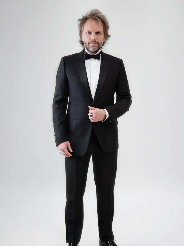 Florian Zeller mengenakan Dior di Oscar 2021