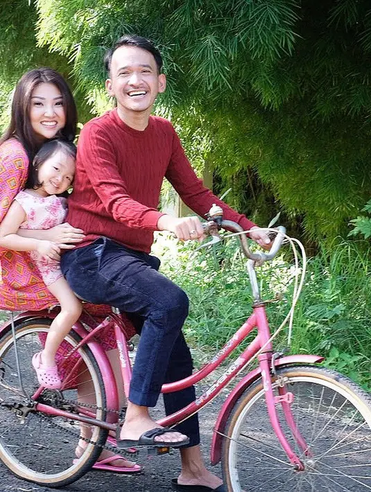 "Suka bgt sama ke sederhana KK @sarwendah29," tulis ratnasari7675. "Salut bwt kk...yp memeng hidup sederhana itu memang Indah...!!!," tulis rosmaliana257. (Instagram/sarwendah29)