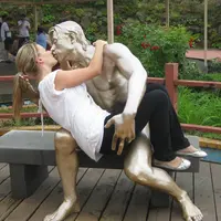 [Bintang] Ajaib, 5 Orang Ini Jatuh Cinta dengan Benda Mati