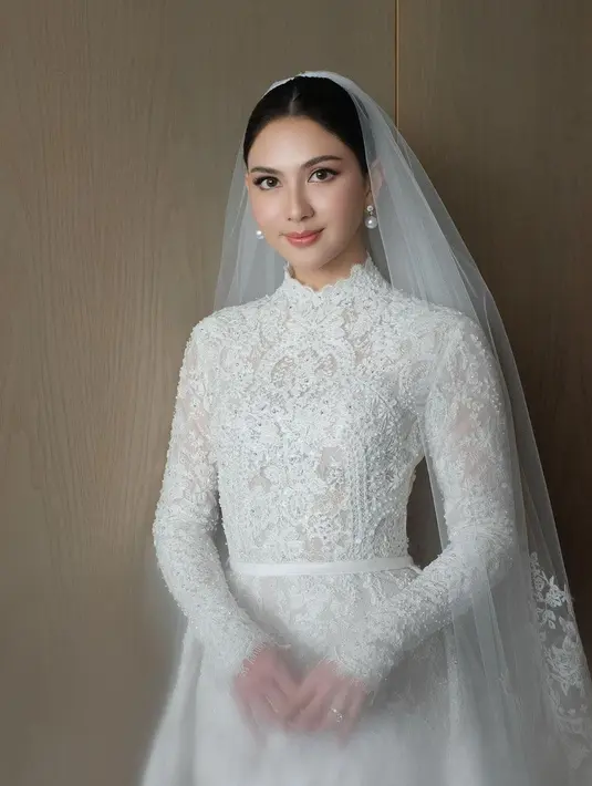 Saat pemberkatan, Jessica Mila mempercayakan desainer Yefta Gunawan untuk merancang gaun pengantin impiannya. [Foto: IG/thebridestory].