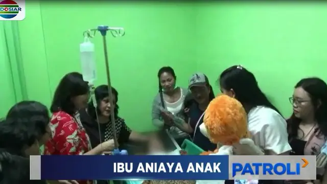 Bocah berusia 10 tahun ini diduga disiram dengan minyak tanah oleh ibu kandungnya hingga terkena kompor yang sedang menyala.