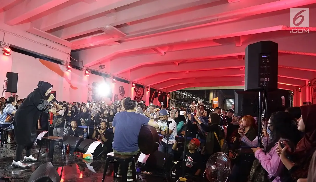 Aksi Band Kotak saat menghibur pejalan kaki yang melintasi senja di Terowongan Kendal, Jakarta (26/7/2019). Lagu Terbang mengawali penampilan Band Kotak sekitar pukul 18.30 WIB. (Fimela.com/Bambang E. Ros)