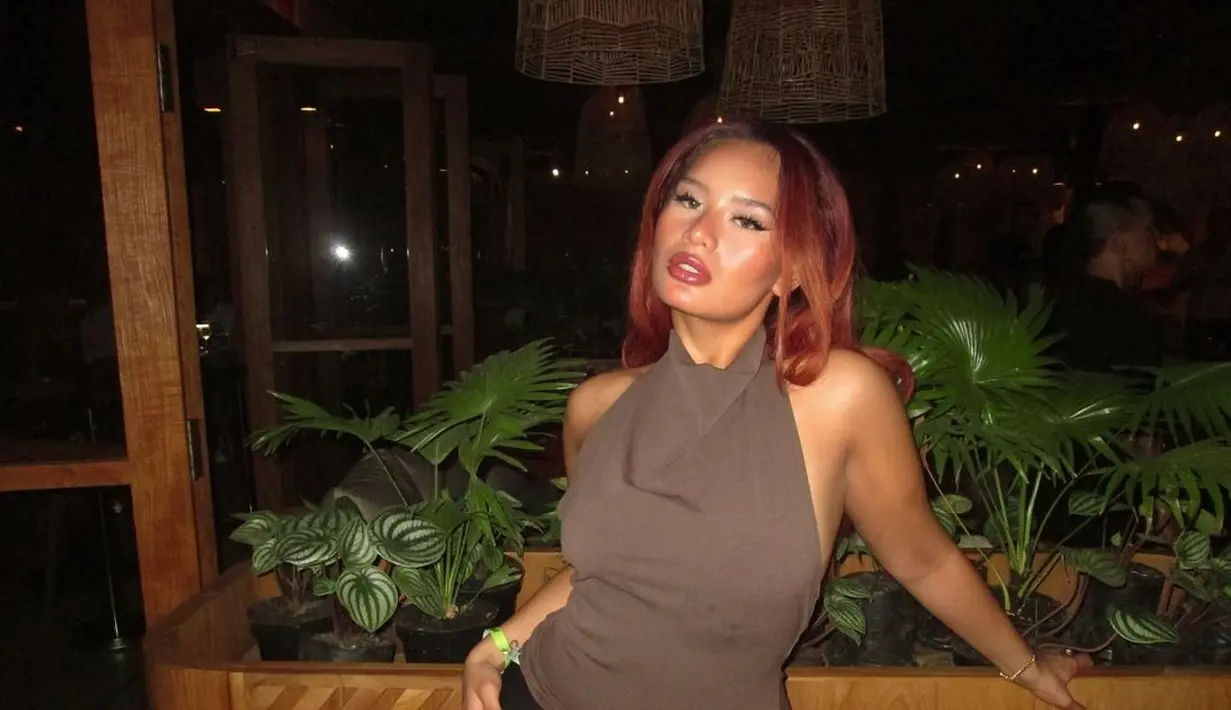 Kian kece, dengan aksesori nail art yang melengkapi gaya-nya. Di samping itu, tak sedikit yang salah fokus dengan paras Zahwa yang begitu menawan mirip Reza Artamevia saat muda. [@zahwamassaid].