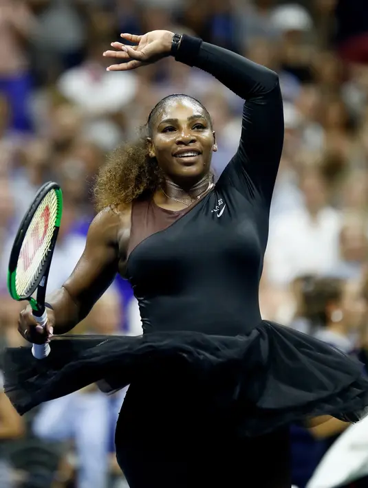 Petenis AS, Serena Williams berselebrasi setelah mengalahkan Karolina Pliskova dari Ceko pada perempat final AS Terbuka di New York, Selasa (4/9). Serena memastikan lolos ke babak semifinal berkat kemenangan 6-4 dan 6-3. (JULIAN FINNEY/GETTY IMAGES/AFP)