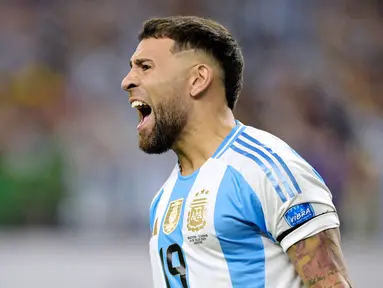 Meski sudah tidak muda lagi, Nicolas Otamendi masuk skuad Argentina untuk Olimpiade 2024. Otamendi merupakan pemain yang sangat berpengalaman di pentas internasional. Bek berusia 36 tahun itu membela Argentina sejak tahun 2009 dan telah memiliki 117 caps. Otamendi turut membantu Argentina menjuarai Copa America dan Piala Dunia. (AFP/Juan Mabromata)