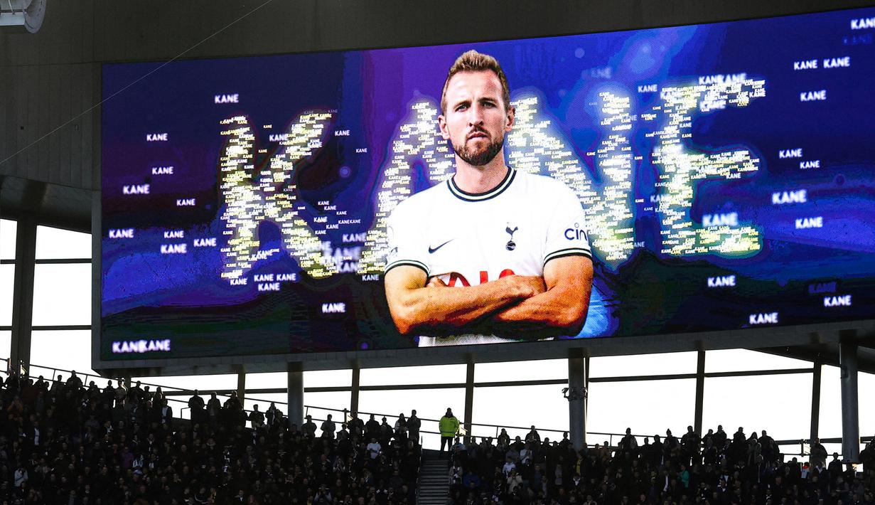 Gambar pemain Tottenham Hotspur, Harry Kane di layar besar stadion setelah mencetak gol pembuka timnya ke gawang Manchester City pada laga pekan ke-22 Liga Inggris 2022/2023 di Tottenham Hotspur Stadium, London, Minggu (05/02/2023) malam WIB. Gol tersebut berhasil menobatkan dirinya menjadi top skor sepanjang masa Tottenham dengan koleksi 267 gol. (AFP/Adrian Dennis)