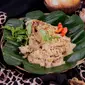 Sajian pecel pitik dalam ajang Festival Banyuwangi Kuliner menyedot perhatian Chef Juna. (Liputan6.com/Dian Kurniawan).