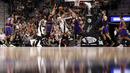 Pemain San Antonio Spurs, Tony Parker #9 mencoba melakukan tembakan melewati hadangan pemain Phoenix Suns, TJ Warren #1 dan Dragan Bender #35 pada laga NBA di AT&T Center, (28/12/2016). (Reuters/Soobum Im-USA TODAY Sports)