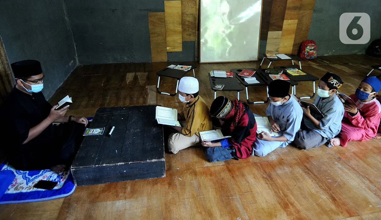 Anak-anak melakukan setoran ayat Alquran saat kegiatan homeschooling berbasis pesantren Paket A di Skoba Madani, Parung, Bogor, Rabu (14/4/2021). Bulan Ramadhan, umat muslim memperbanyak ibadah terutama membaca dan mengkaji kandungan Alquran. (merdeka.com/Arie Basuki)