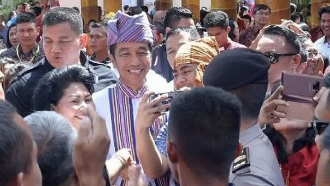 Jokowi Pakai Baju Adat Toraja