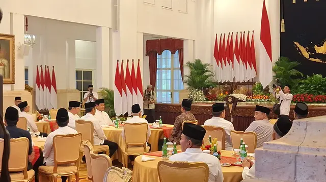 Presiden Joko Widodo atau Jokowi dan Wapres Ma'ruf Amin menggelar acara buka puasa bersama para menteri kabinet Indonesia Maju di Istana Negara Jakarta, Kamis (28/3/2024). (Liputan.com/ Lizsa Egeham)