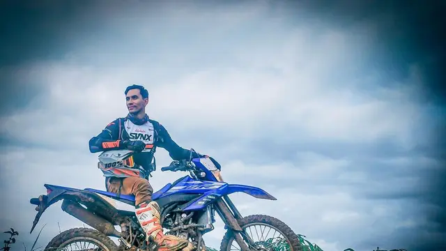 Bersimbah Lumpur, Ini 7 Gaya Artis Pria Saat Main Motocross