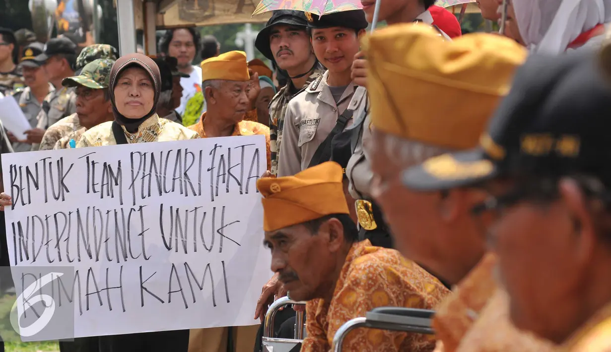 Sejumlah veteran berunjuk rasa di depan Istana Merdeka, Jakarta (7/4). Mereka menyerukan kepada Presiden Jokowi untuk mempertimbangkan cara melakukan penggusuran dan pengosongan rumah negara yang di huni oleh para veteran. (Liputan6.com/Gempur M Surya)