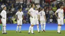 Para pemain Inggris terlihat sedih usai kalah dari Spanyol di Stadion Jose Rico Perez, Spanyol, Sabtu(14/11/2015) dini hari WIB. (Action Images via Reuters/Carl Recine)