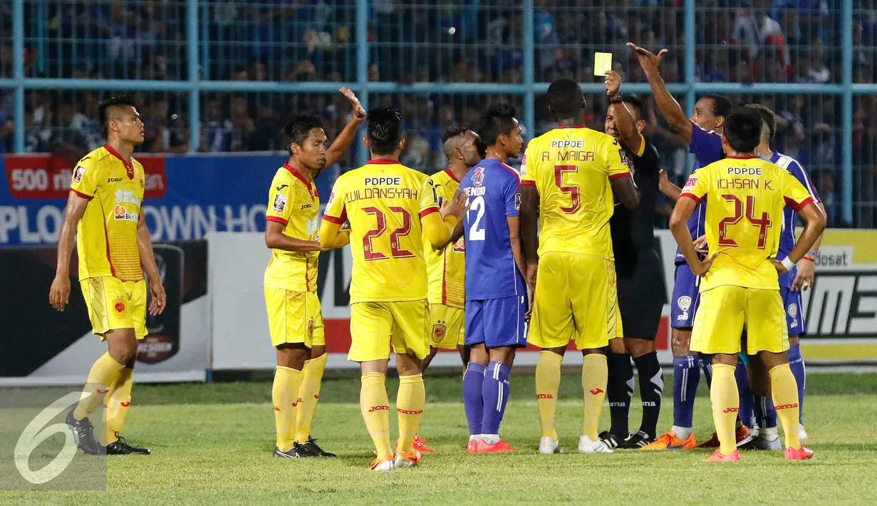 Pemain Sriwijaya FC, Abdoulaye Maiga mendapat kartu kuning saat laga melawan Arema Cronus di Piala Presiden 2015, Malang, Sabtu (3/10/2015). Pertandingan berakhir imbang dengan skor 1-1. (Liputan6.com/Yoppy Renato)