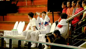 Jirayut menonton Kejuaraan Dunia Voli Putri U-21 2025 di Jawa Pos Arena, Surabaya, Selasa (12/8/2025). (Bola.com/Aditya Wany)