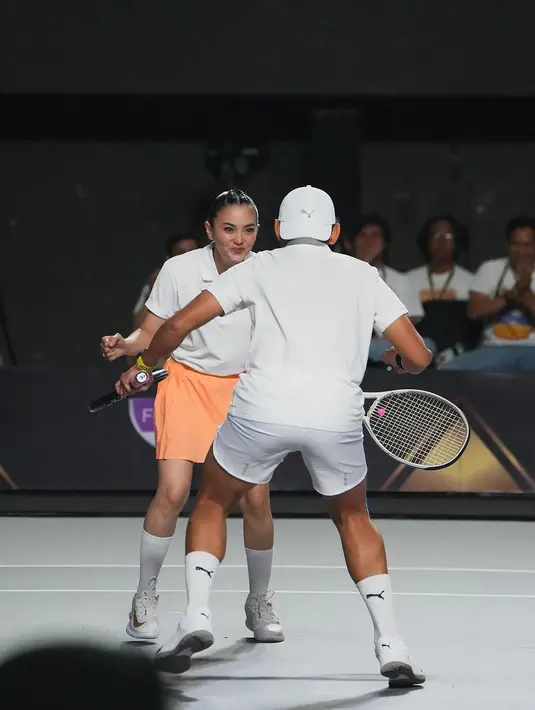 <p>Ibnu Jamil dan Ririn Ekawati main tenis [Instagram/ibnujamilo]</p>