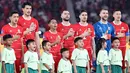 Para pemain Timnas Indonesia menyanyikan lagu kebangsaan Indonesia Raya dalam laga semifinal FIFA Series 2026 melawan St Kitts and Nevis di Stadion Utama Gelora Bung Karno (SUGBK), Senayan, Jakarta, Jumat (27/03/2026). (Bola.com/M Iqbal Ichsan)