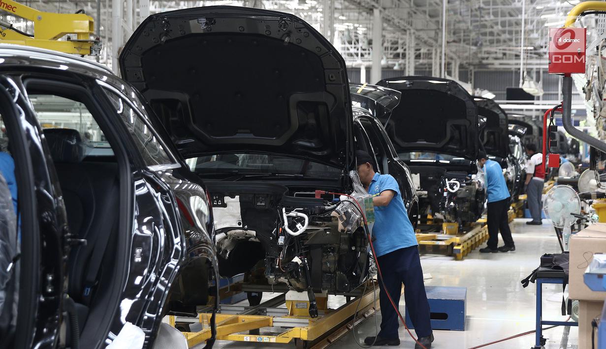Pekerja menyelesaikan perakitan mobil Mercedes Benz di Pabrik Mercedes Benz, Wanaherang, Bogor (11/12). Mercededes-Benz C-Class generasi terbaru kini resmi masuk jalur produksi pabrik Mercedes-Benz di Wanaherang, Bogor. (Liputan6.com/Herman Zakharia)