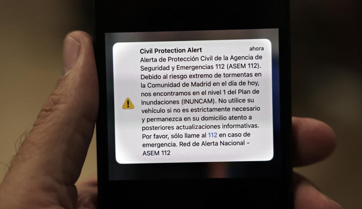 Pada hari Minggu, penduduk di wilayah Madrid menerima pesan darurat yang disertai dengan alarm keras yang mendesak mereka untuk tidak menggunakan kendaraan mereka dan tetap tinggal di rumah. (Thomas COEX / AFP)