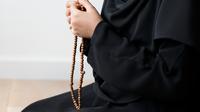 Seorang Wanita Sedang Berdzikir (freepik/rawpixels.com)
