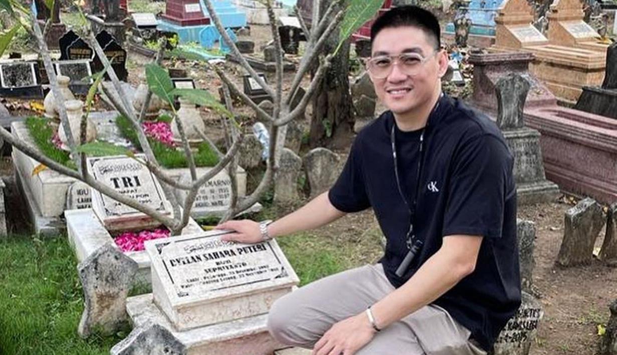 Baru-baru ini, Ifan Seventeen membagikan momen ziarah ke makam Dylan Sahara. Seperti diketahui, istri Ifan Seventeen menjadi korban dalam bencana tsunami di Banten tahun 2018 lalu. Selang 3 tahun kepergian almarhum, Ifan resmi menikah lagi dengan Citra Monica. (Liputan6.com/IG/@ifanseventeen)