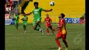 Pemain tengah Persebaya, Ilham Udin (tengah) melompat berebut bola dengan bek Semen Padang A. Gamal pada laga SCM Cup 2015 di Stadion Haji Agus Salim, Padang, Sabtu (17/1/2015). Persebaya unggul 1-0 atas Semen Padang. (Liputan6.com/Johan Tallo)