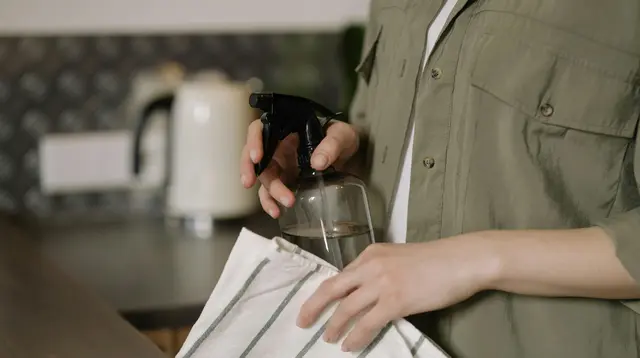 8 Cara Membersihkan Kerak Minyak di Meja Dapur, Langsung Kinclong dalam Sekejap