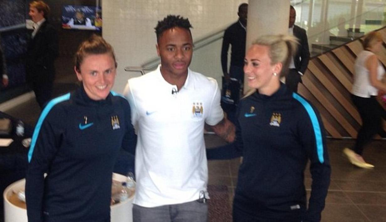 Raheem Sterling berpose dengan pemain putri Manchester City, Krystle Johnston (kiri) dan Toni Duggan. (Twitter.com)