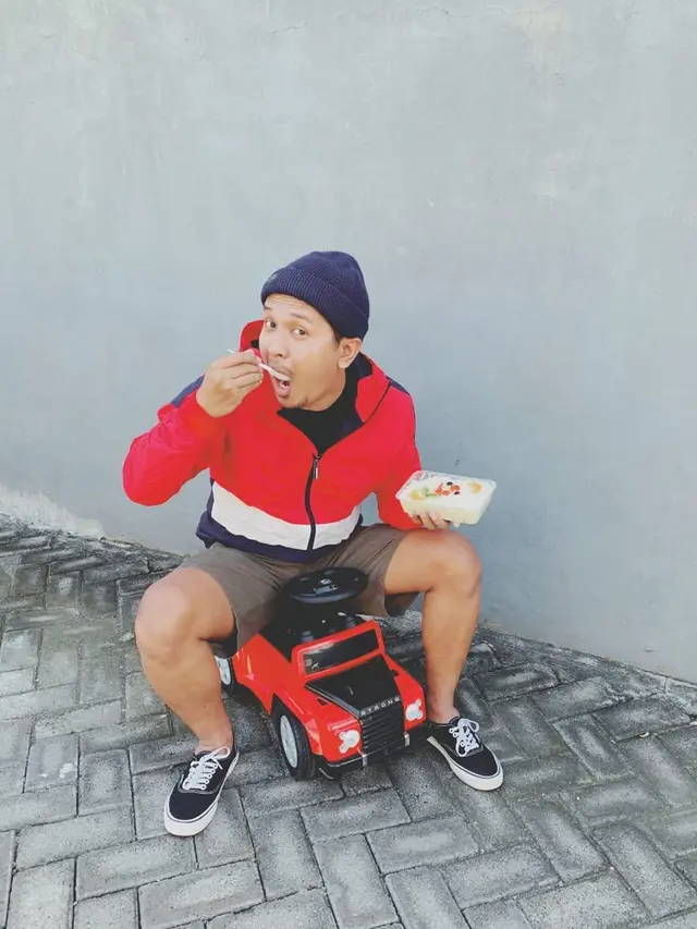 7 Potret Dono Pradana, Host Bondo Wani Majelis Lucu Indonesia yang Sedang Trending