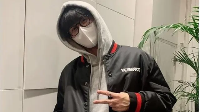 Padu Padan Jaket ala Kim Seon Ho, Inspirasi Tampil Modis di Musim Hujan