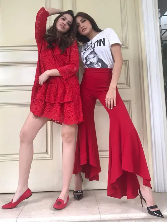 Walaupun berpose menantang, akan tetapi Nia Ramadhani dan Jessica Iskandar tetap tampil dengan gaya glamor. (Foto: instagram.com/inijedar)