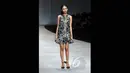 Model tampil dalam pagelaran Indonesia Fashion Week 2015 karya Peggy Hartanto yang bertajuk 'Curve' di JCC Senayan, Jakarta, Minggu (1/3). (Liputan6.com/Panji Diksana)