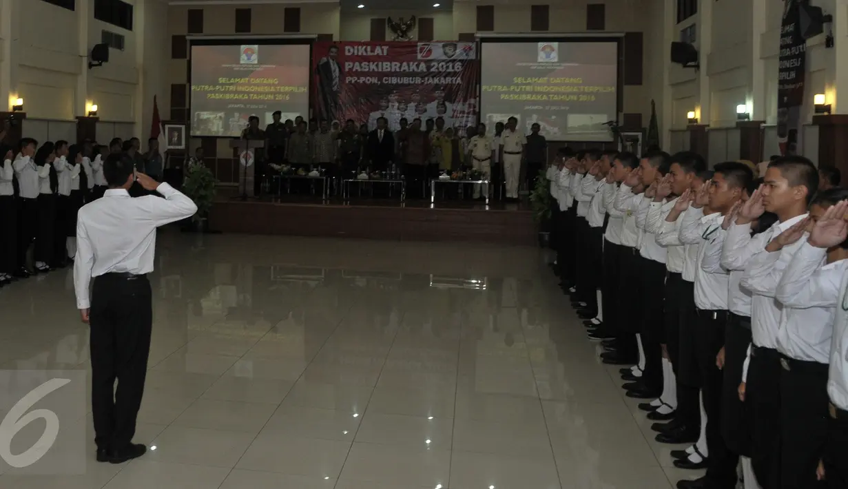 Suasana pembukaan Diklat Paskibraka 2016 di Gedung PP-PON, Cibubur, Jakarta, Rabu (27/7). Menpora resmi buka Diklat Paskibraka 2016 untuk persiapan upacara 17 Agustus. (Liputan6.com/Yoppy Renato)