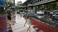 Suasana hujan lebat di Bangkok, Thailand, pada Mei 2024. (dok. MANAN VATSYAYANA / AFP)