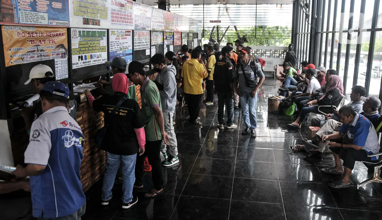 Harga tiket bus AKAP di Terminal Tanjung Priok terpantau mengalami kenaikan hingga 100 persen atau dua kali lipat dari harga normal. (merdeka.com/Iqbal S. Nugroho)