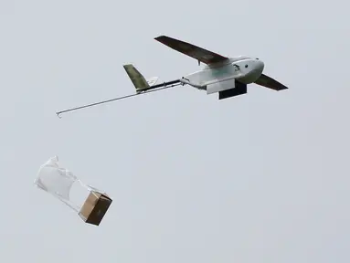 Pesawat tak berawak Zipline melakukan penerbangan saat demonstrasi di lokasi dirahasiakan di San Francisco Bay Area, California, 5 Mei 2016. Drone buatan Zipline ini akan digunakan untuk mengirim bantuan obat-obatan ke daerah konflik (REUTERS/Stephen Lam)
