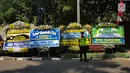 Polisi bediri dekat karangan bunga untuk almarhumah Siti Habibah, Ibunda Presiden ke-6 RI, Susilo Bambang Yudhoyono (SBY) di Puri Cikeas, Bogor, Sabtu (31/8/2019). Karangan bunga duka cita berdatangan di Puri Cikeas menyusul meninggalnya ibunda SBY pada Jumat (30/8). (Liputan6.com/Herman Zakharia)
