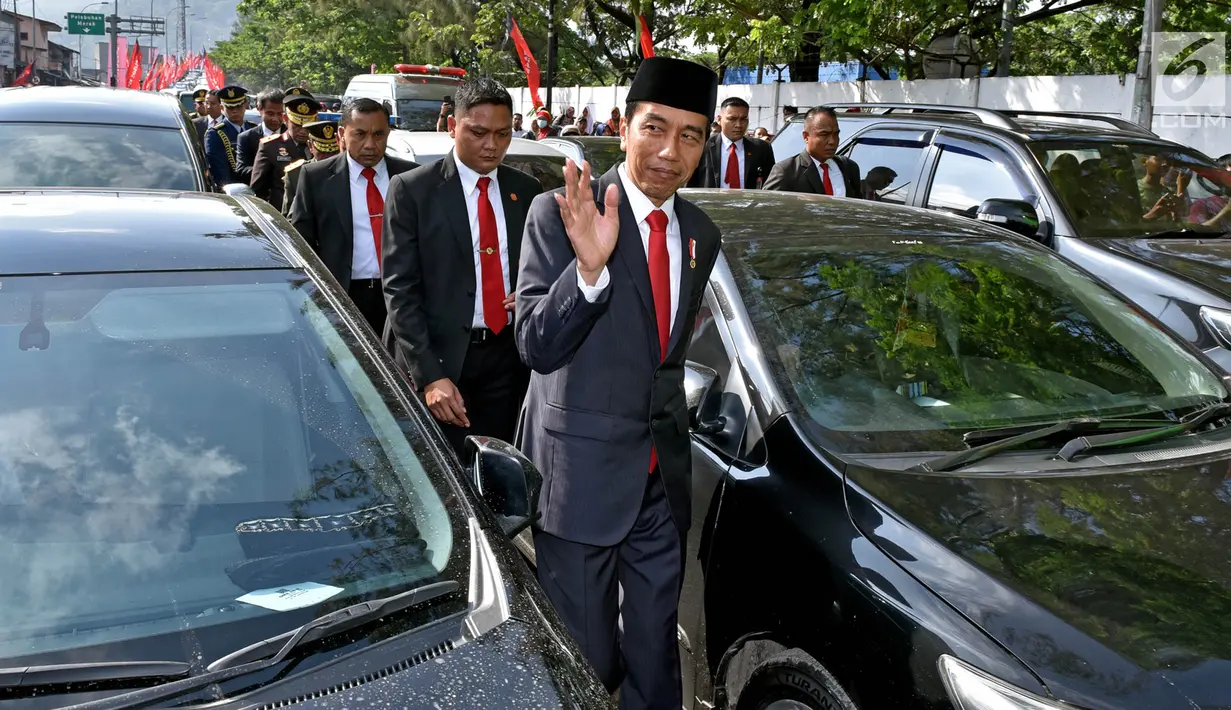 Presiden Joko Widodo menyapa masyarakat saat berjalan menuju lokasi upacara HUT ke-72 TNI di Pelabuhan Indah Kiat, Banten (5/10). Saat berjalan kaki, Presiden tampak melambaikan tangan kepada masyarakat. (Liputan6.com/Pool/Agus Suparto)