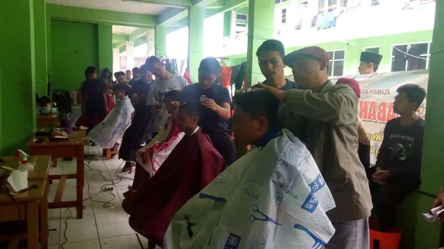 Cukur Gratis di Kampung Cukur, Siapa Mau Coba?