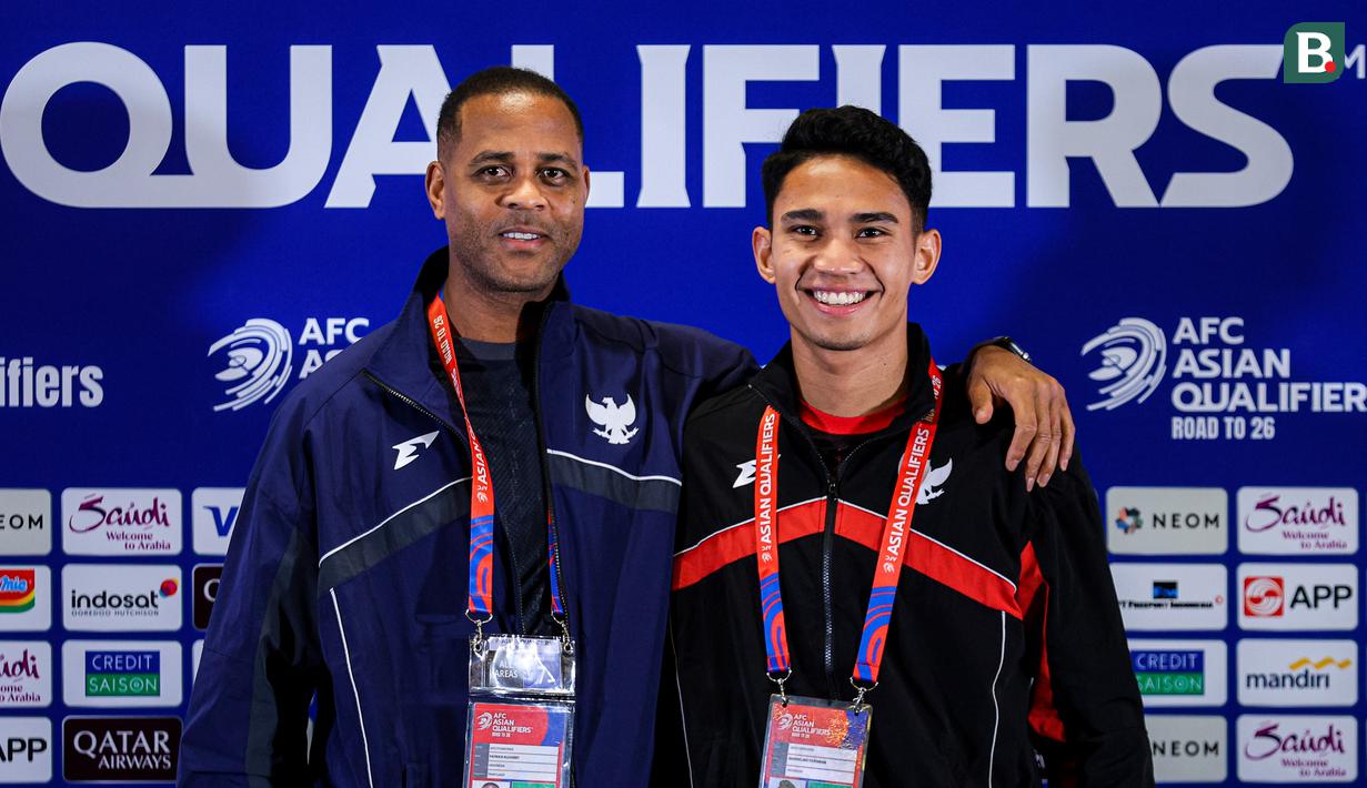 <p>Pelatih Timnas Indonesia, Patrick Kluivert (kiri) berfoto bersama dengan Marselino Ferdinan setelah konferensi pers menjelang laga putaran ketiga Grup C Kualifikasi Piala Dunia 2026 di Stadion Utama Gelora Bung Karno (SUGBK), Senayan, Jakarta, Senin (24/03/2025). (Bola.com/Bagaskara Lazuardi)</p>