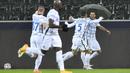 Bek Inter Milan, Matteo Darmian (kanan) berselebrasi setelah mencetak gol ke gawang Borussia Monchengladbach pada matchday 5 Grup B Liga Champions 2020/21, di Stadion Borussia Park, Rabu (2/12/2020) dini hari WIB. Inter Milan memetik kemenangan 3-2 atas Gladbach. (AP Photo/Martin Meissner)