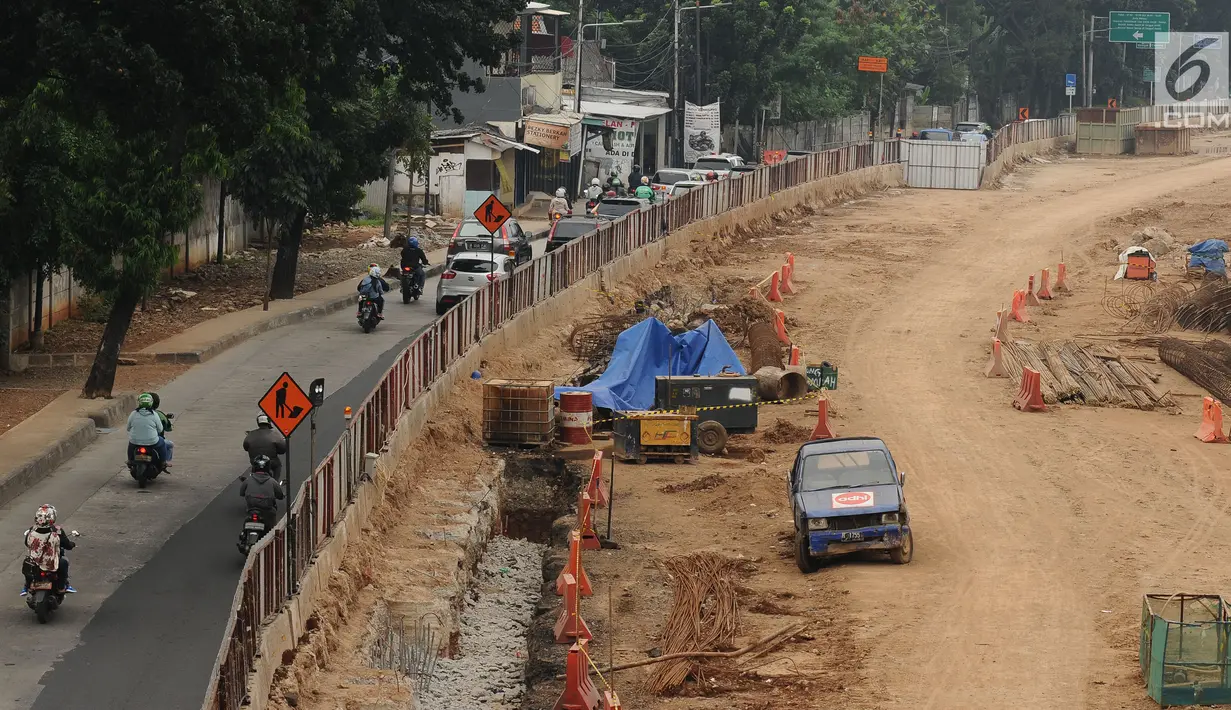 Suasana area pembangunan underpass Mampang-Kuningan, Jakarta, Sabtu (24/6). Terkait libur Hari Raya Idul Fitri 1438 H, aktivitas pembangunan underpass Mampang Prapatan dihentikan sementara. (Liputan6.com/Helmi Fithriansyah)