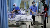 Penanganan Kasus COVID-19 di rumah sakit Malaysia (Sumber: Reuters)