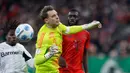 Manuel Neuer berlari keluar dari kotak penalti untuk menerjang Frimpong, pada menit ke-17 pertandingan 16 besar Piala Jerman. (AFP/Michaela Stache)