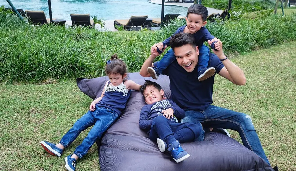Meskipun punya jadwal yang sangat padat, akan tetapi Jonathan Frizy tetap menyempatkan waktu untuk menghabiskan waktu dengan bermain bersama sang buah hati. (Foto: instagram.com/ijonkfrizzy)