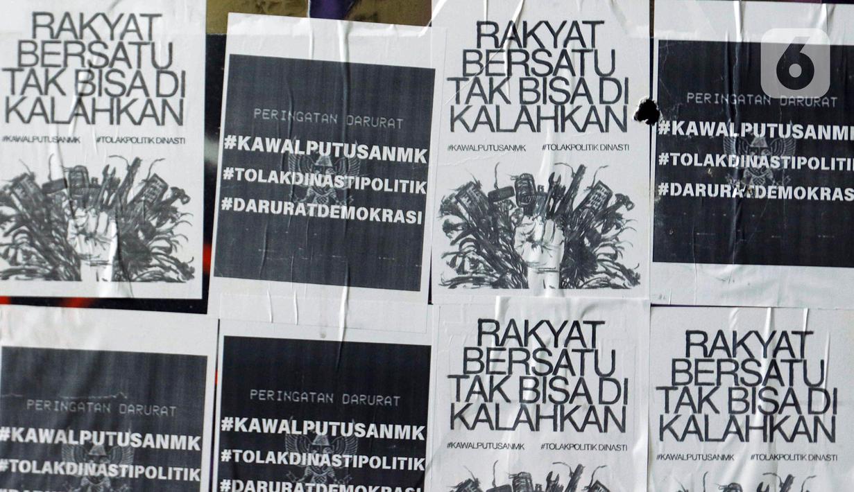 Massa pengunjuk rasa juga menempelkan kertas bertuliskan pesan-pesan di tembok sekitar Gerbang Pancasila Kompleks Parlemen. (Liputan6.com/Herman Zakharia)